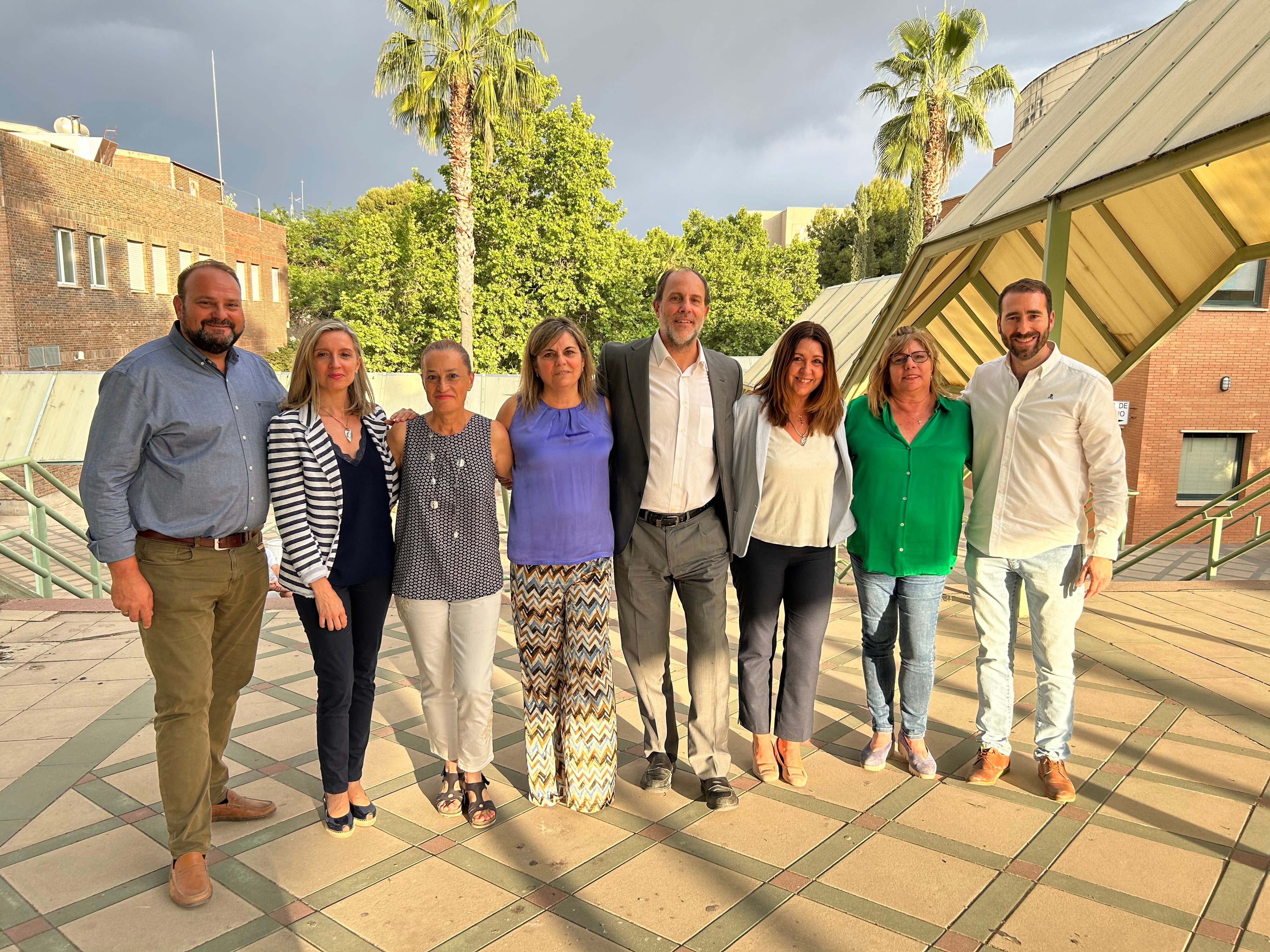 El nuevo rector, Nicolás Ruiz (quinto por la izquierda), junto a miembros de su equipo.