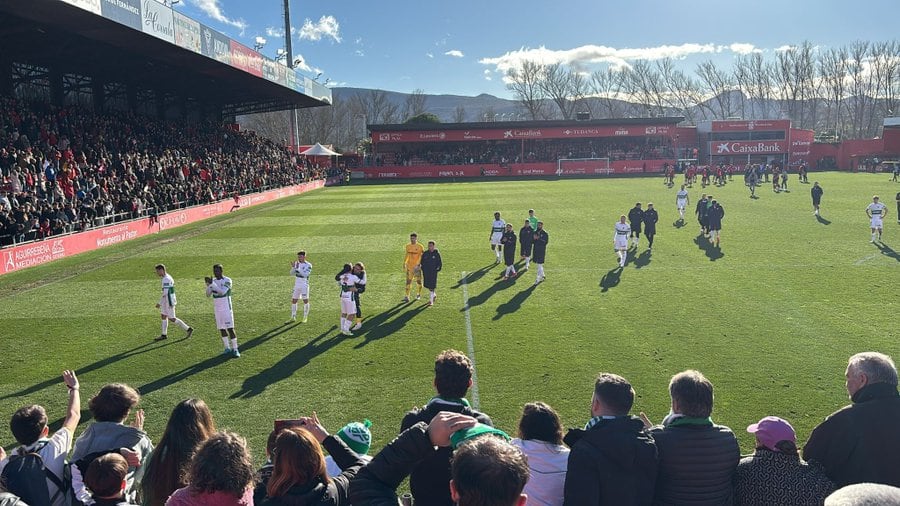 Los jugadores del Elche agradecen el apoyo de la afición ilicitana que estuvo en Anduva