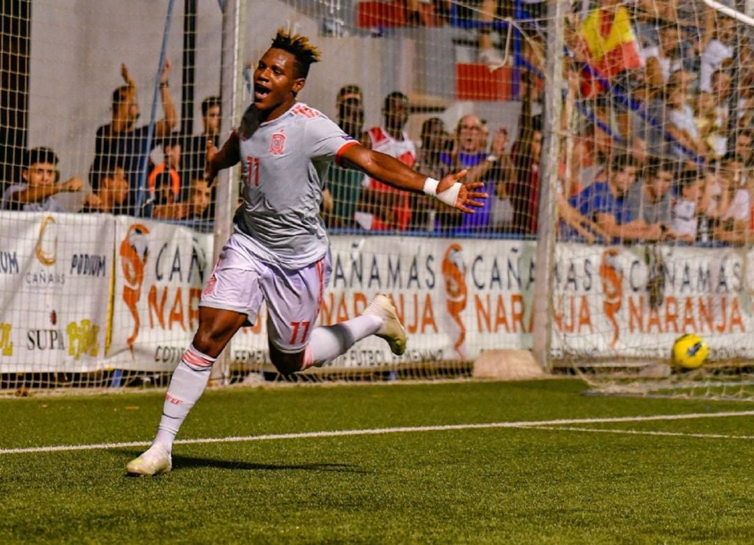 Cedric Teguia celebra un gol con la selección española sub20. 