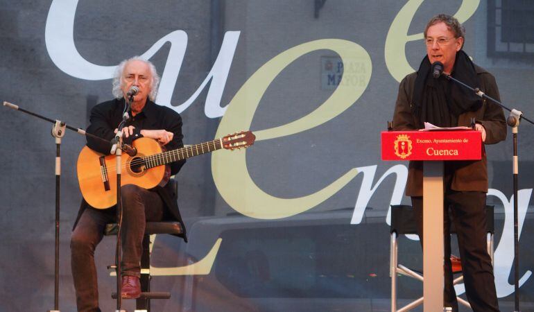 Amancio Prada (i) y Juan Carlos Mestre en el pregón de la Feria del Libro &quot;Cuenca Lee&quot;