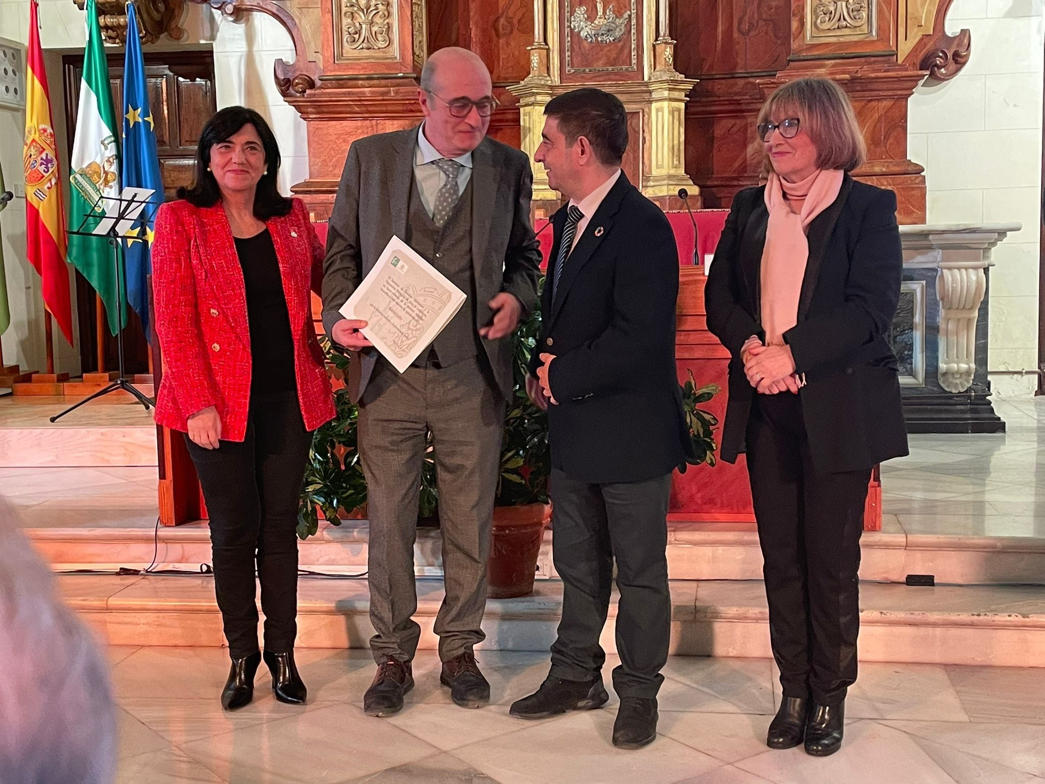 El director de Radio Jaén Cadena SER, Manuel Palomo, recibe un reconocimiento del IEG por parte del presidente de la Diputación de Jaén, Francisco Reyes.