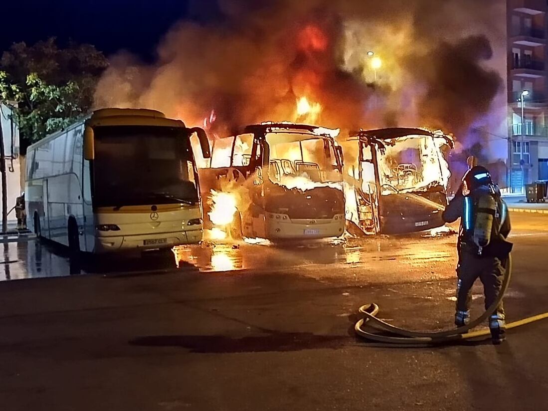 Imagen del incendio que ha afectado a 3 autobuses en Jumilla