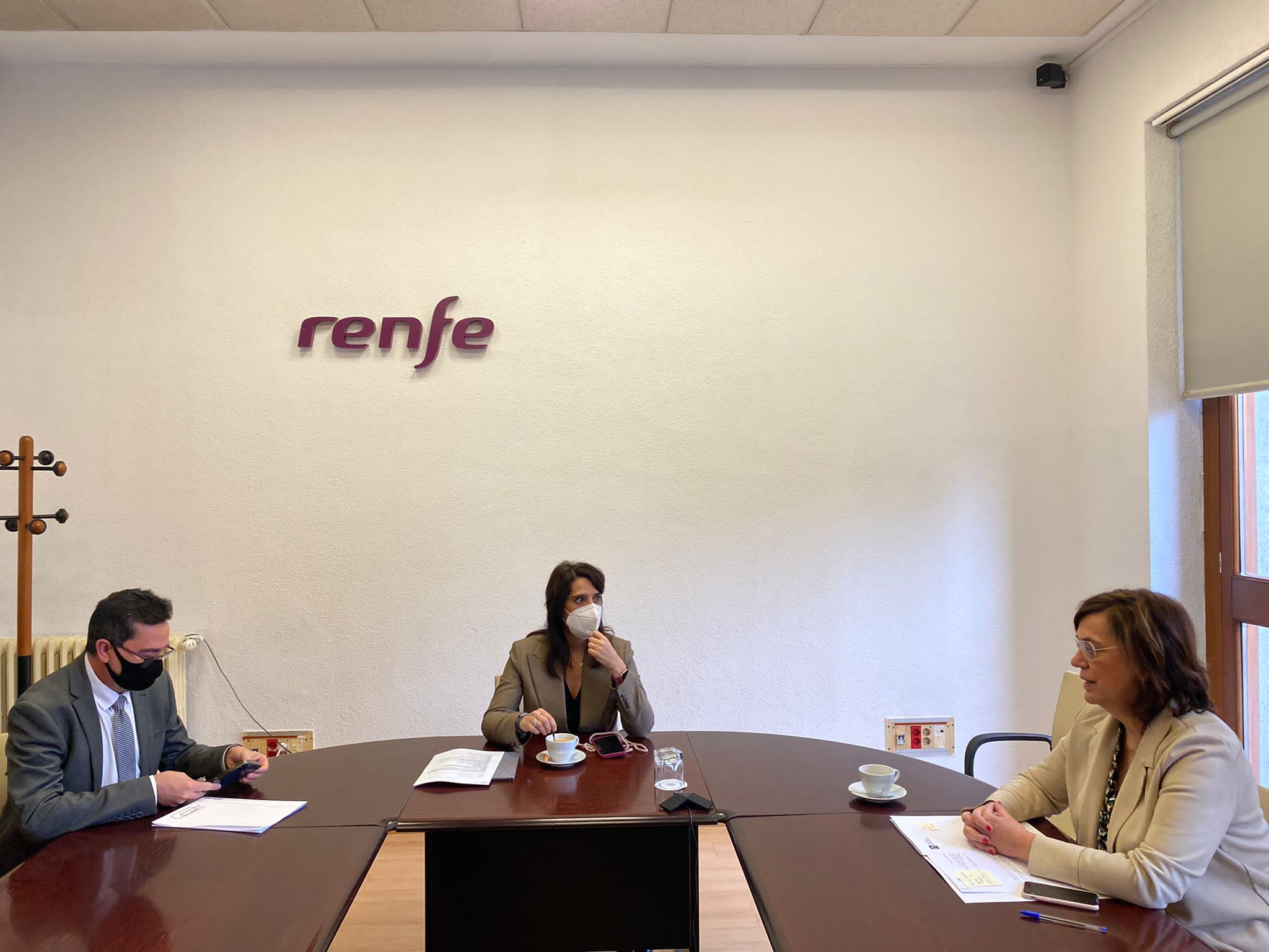 Reunión mantenida entre la presidenta de la Diputación de Palencia y la directora de Renfe