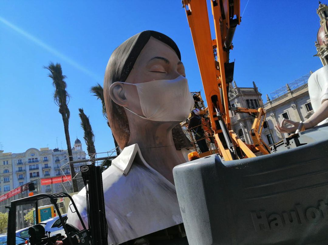 Falla municipal de València de 2020 con una mascarilla