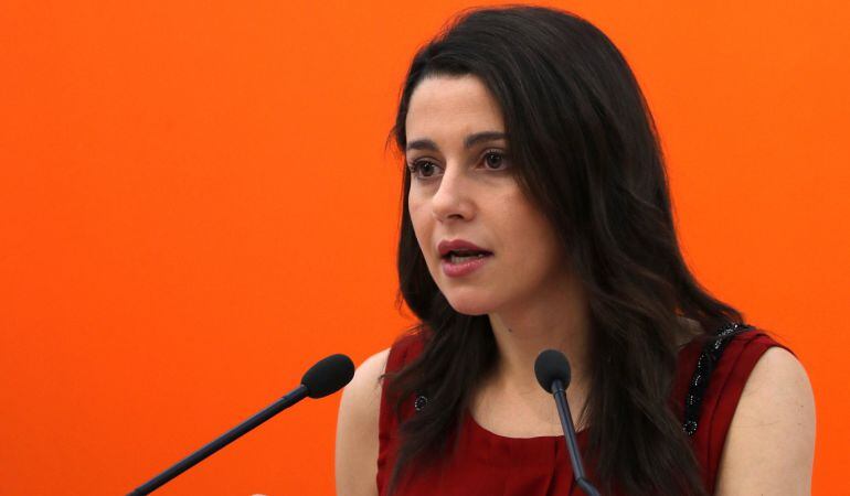 La Portavoz de Ciudadanos, Inés Arrimadas, durante la rueda de prensa celebrada al término de la reunión de la Ejecutiva Nacional de su partido