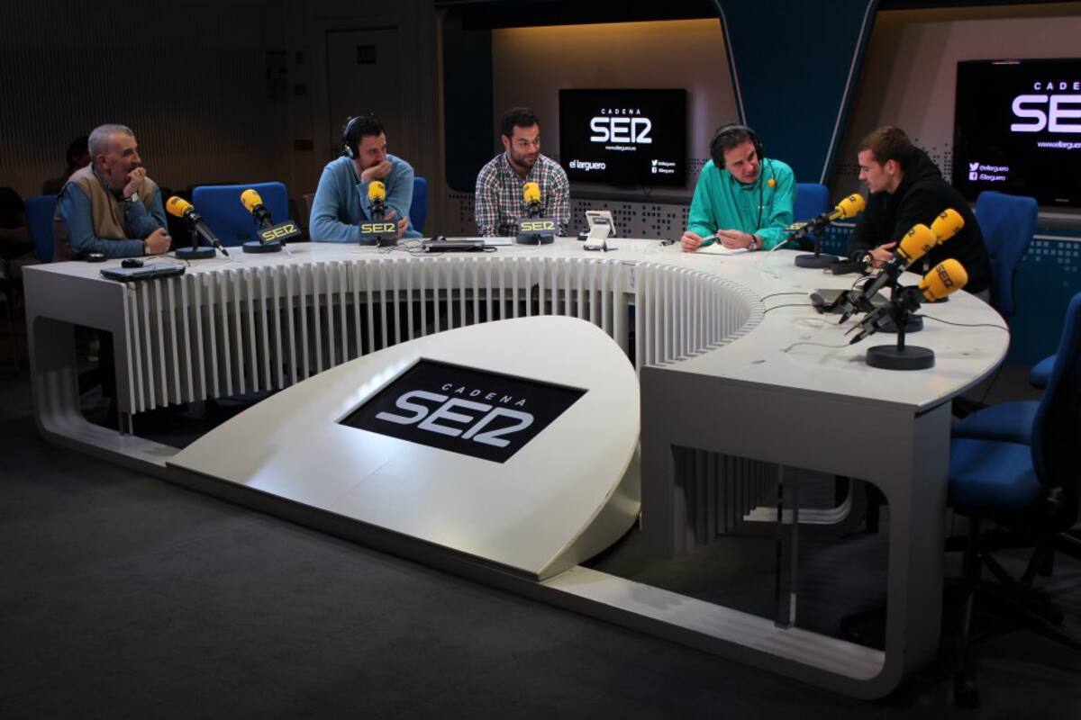 Manuel Esteban, Hugo Condés, Edu Pidal y José Ramón de la Morena junto a Antoine Griezmann.