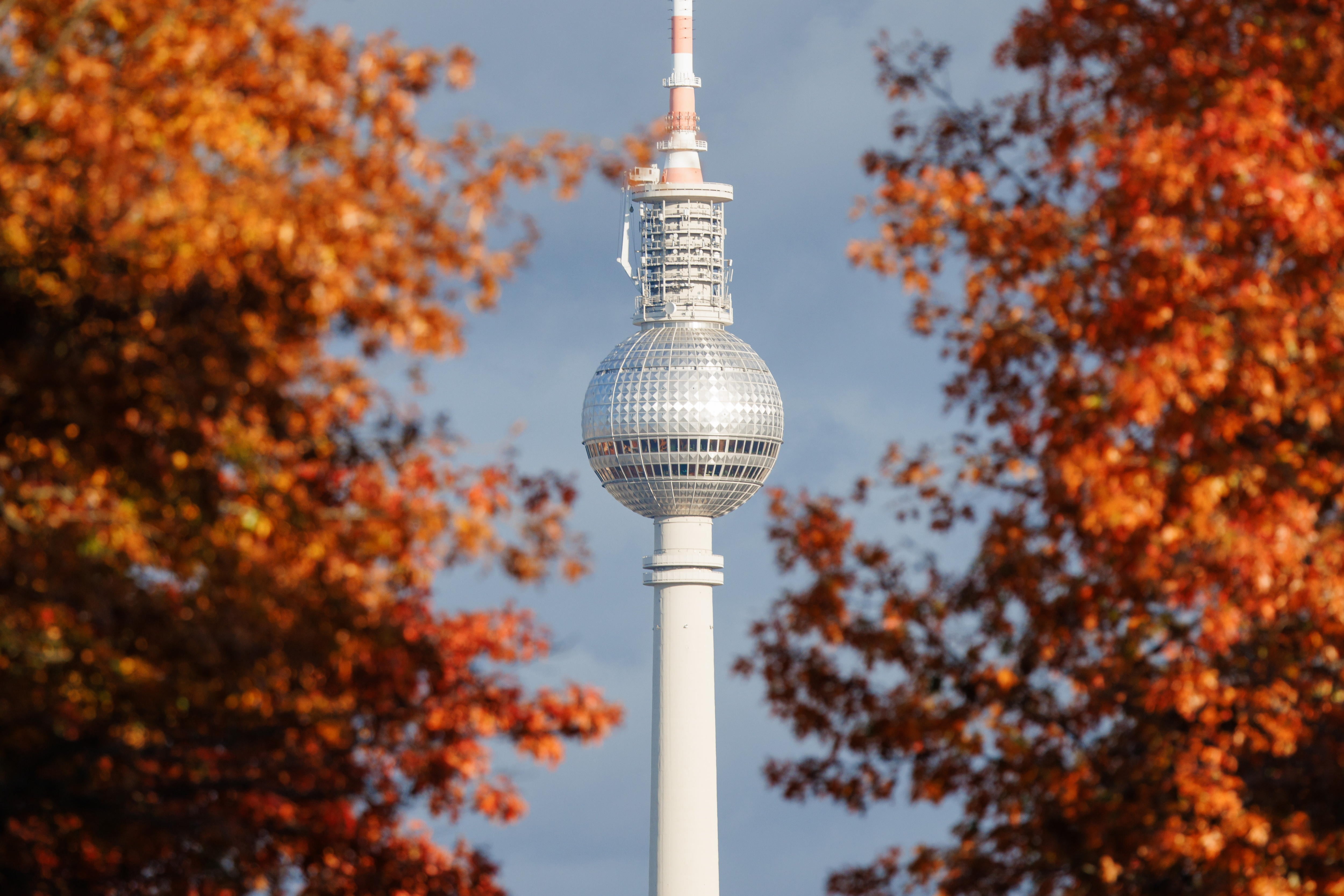 Berlin (Germany), 22/10/2024.- A general view of the Berlin TV tower behind trees with colorful autumn leafs in Berlin, Germany, 22 October 2024. (Alemania) EFE/EPA/CLEMENS BILAN
