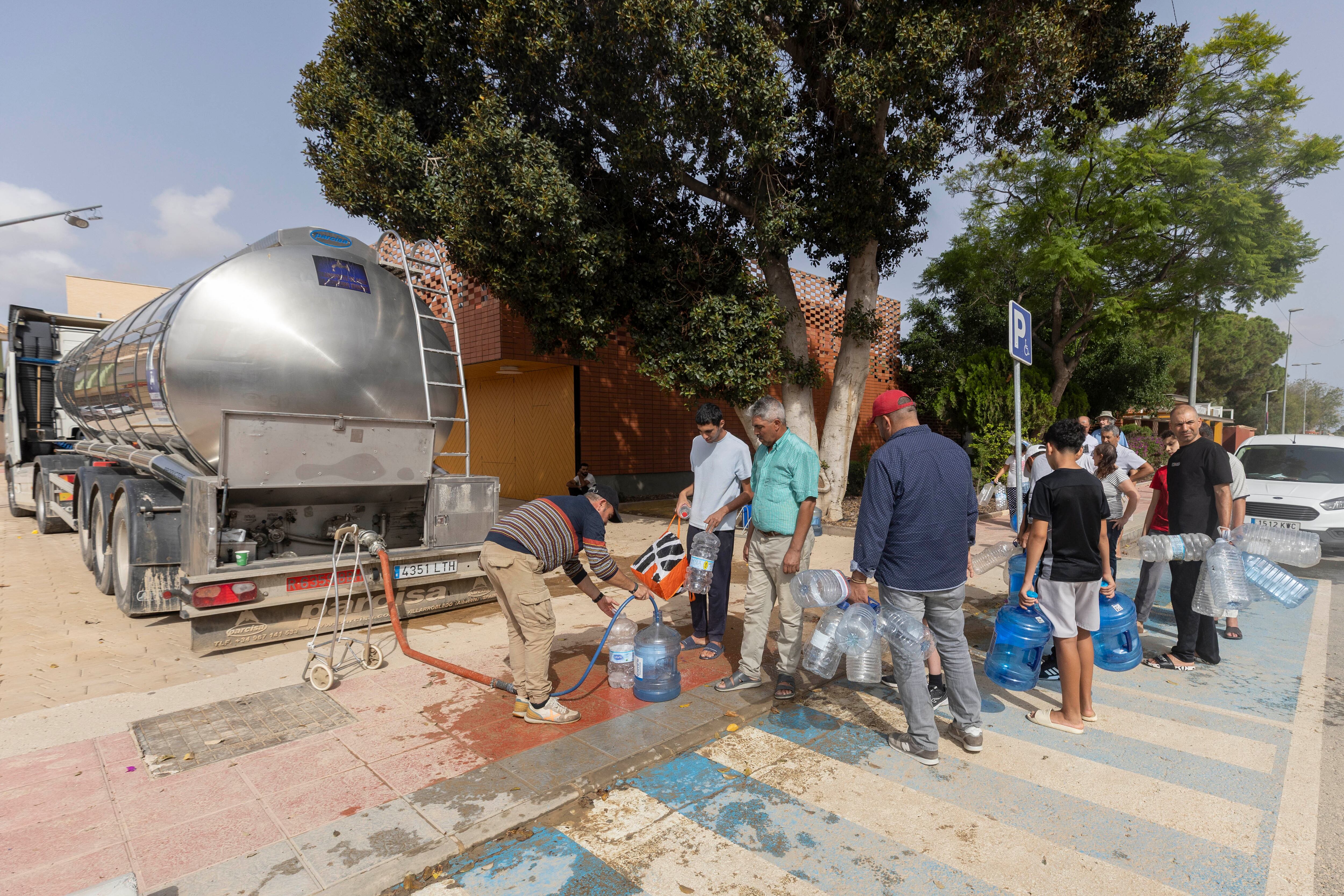 ROLDÁN (MURCIA), 12/10/2025.- Varias personas hacen cola para llenar garafas de agua potable de un camión cisterna este domingo en Roldán, (Murcia). La infiltración de agua de escorrentía por las lluvias torrenciales de la dana Alice ha contaminado la potable en San Javier, Los Alcázares y San Pedro del Pinatar, las pedanías murcianas de Baños y Mendigo, Lobosillo y Avileses y en Torre Pacheco en El Jimenado, Roldán, Balsicas, Dolores de Pacheco, San Cayetano, Santa Rosalía, Las Cantandas, Las Barrientas, La Almazara y Agrodolores. EFE/Marcial Guillén
