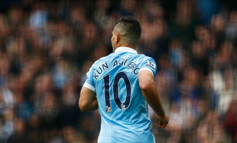 El Kun Agüero en un partido con el City 