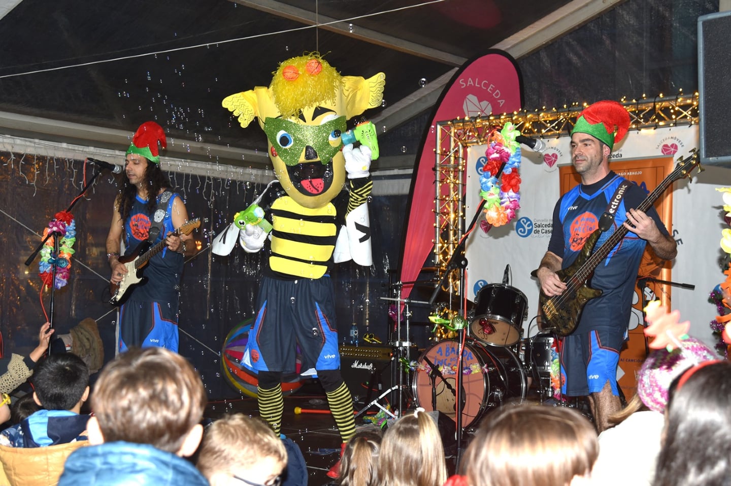 Concierto de A Banda dos Insectos durante el encendido del alumbrado navideño en Salceda