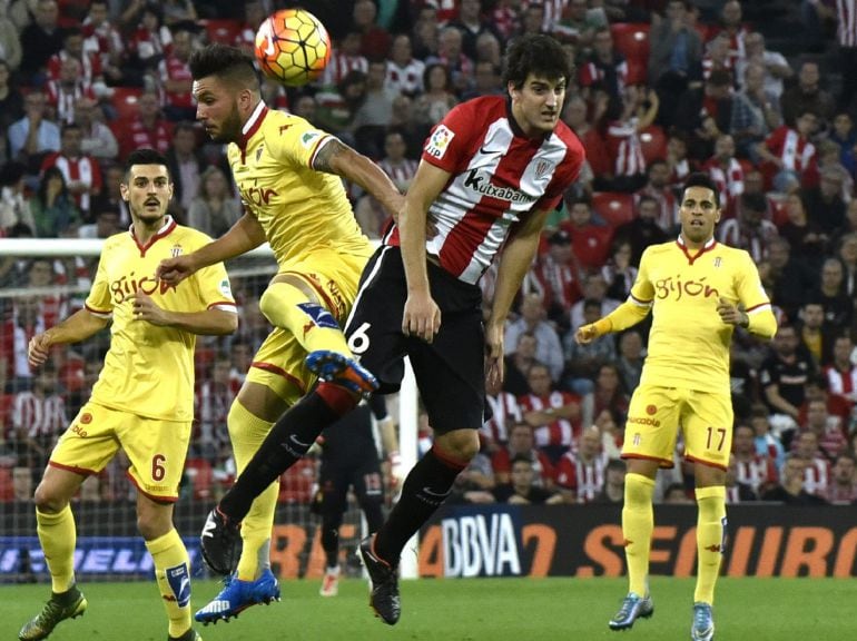 GRA396. BILBAO, 26/10/2015.- El delantero del Sporting, Miguel Ángel Guerrero (2i), disputa un balón con el centrocampista del Athletic, Mikel San José (2d), durante el encuentro correspondiente a la novena jornada de primera división, que disputan esta noche en el estadio de San Mamés, en Bilbao. EFE/MIGUEL TOÑA.