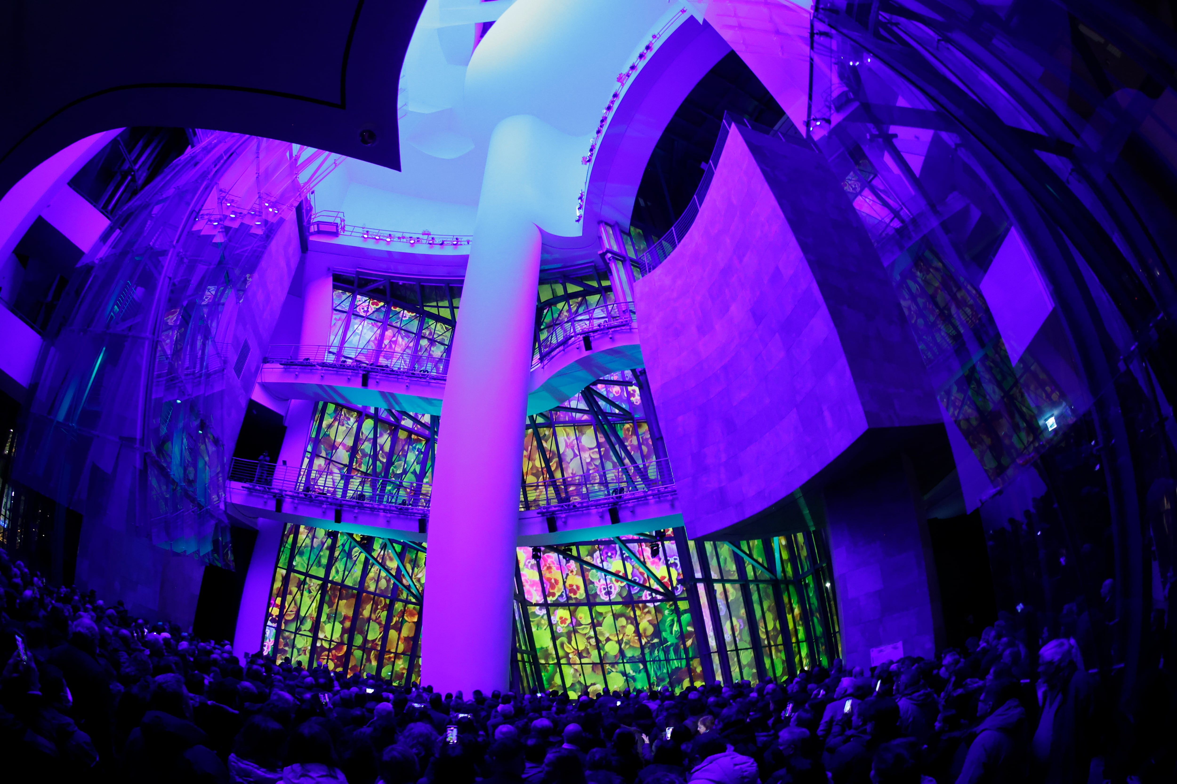 Un momento de la proyección a gran escala en el Atrio del Museo Guggenheim de &quot;Immersions&quot;, evento que inicia desde hoy sábado la conmemoración de su 25 Aniversario. EFE / Luis Tejido.