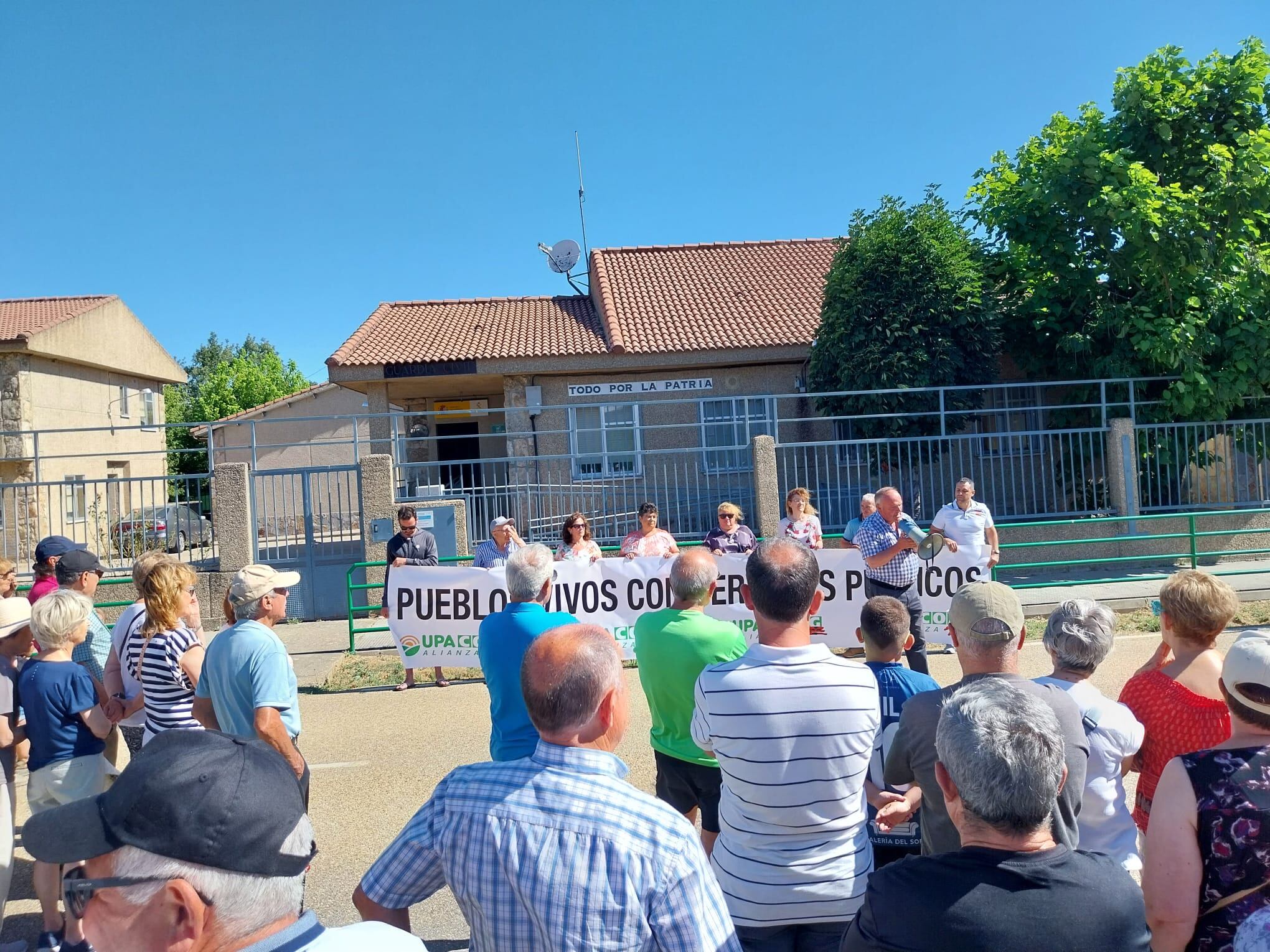 Vecinos de Villardeciervos (Zamora) reclaman que no se cierre el cuartel de la Guardia Civil