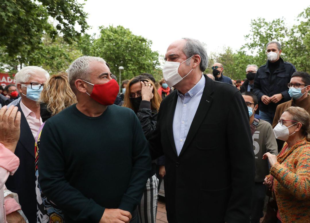 El presentador Jorge Javier Vázquez y el candidato socialista a la Presidencia de la Comunidad de Madrid, Ángel Gabilondo durante un acto de campaña en Vallecas. 