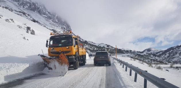 Nieve en un puerto de montaña.