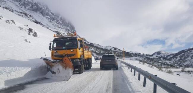 Nieve en un puerto de montaña.