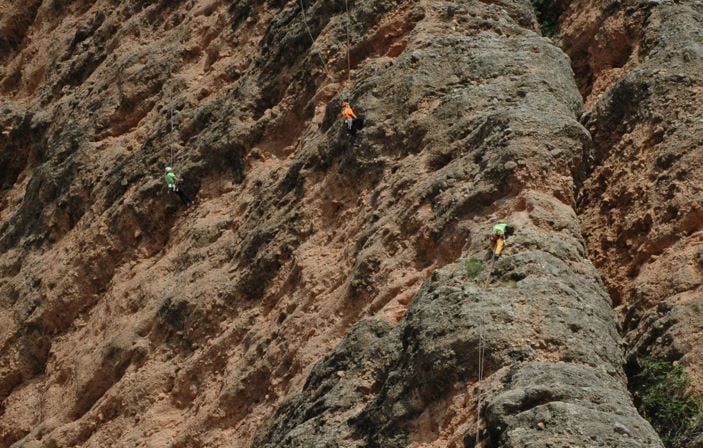 Varias cordadas durante la competición en el XIV Rally de Escalada en Riglos