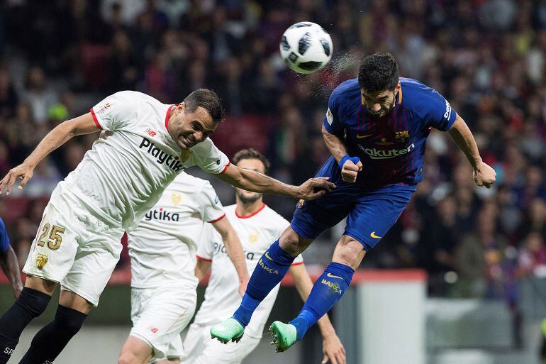 Suárez remata un balón ante Mercado, en la final de la Copa del Rey