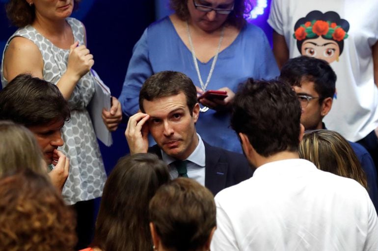 El presidente del PP, Pablo Casado, habla con los periodistas tras su comparecencia 