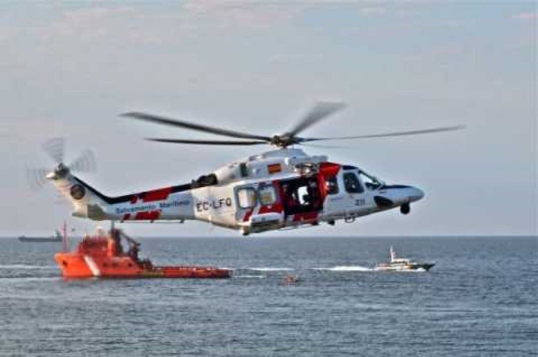 Imagen de archivo de unas maniobras de rescate del helicóptero y una lancha de Salvamento Marítimo