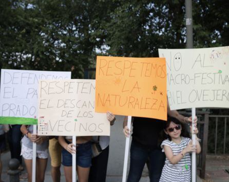 Vecinos de Móstoles con sus pancartas.