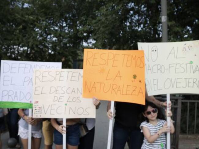 Vecinos de Móstoles con sus pancartas.