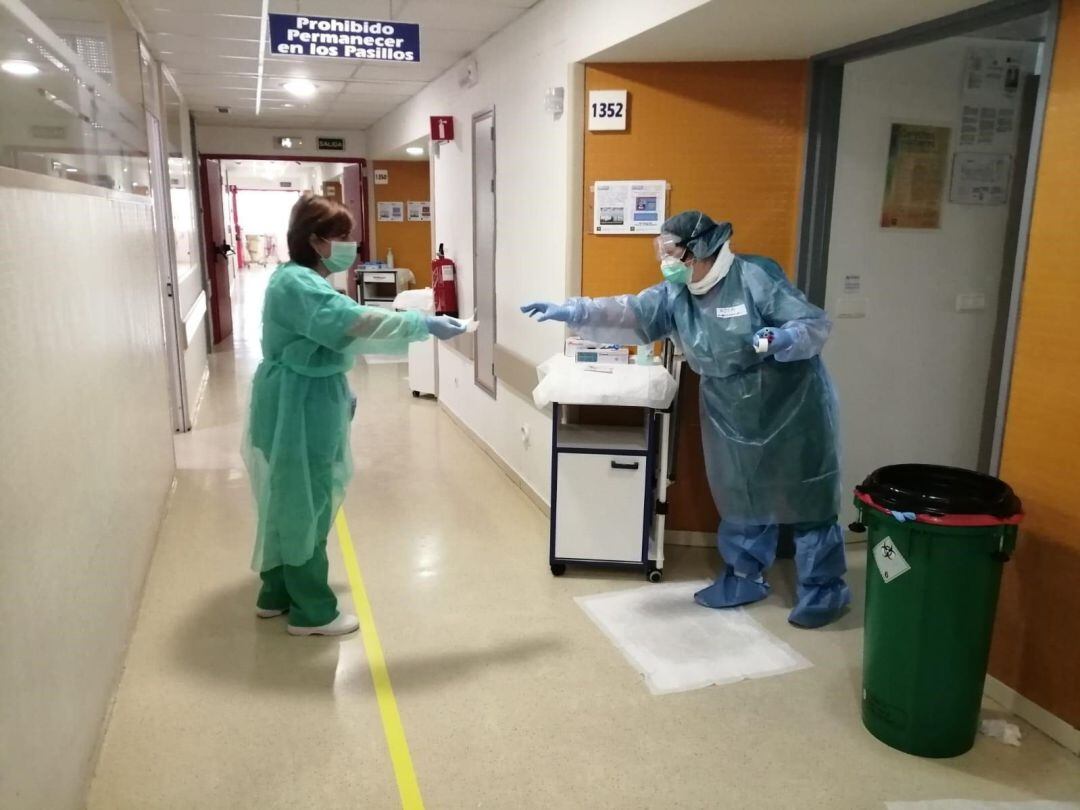 Sanitarios del Hospital Reina Sofía, en Córdoba que tratan pacientes con coronavirus. 
 