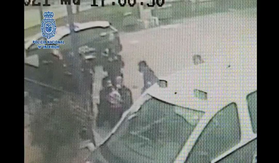 Los policías consiguieron salvar la vida de la pequeña Sheila