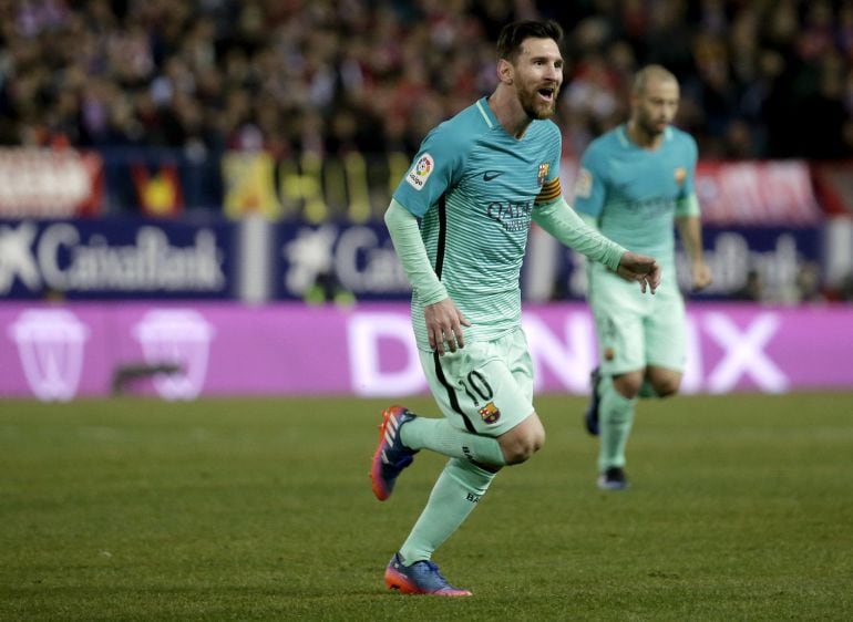 El delantero argentino del FC Barcelona Lionel Messi (c) celebra su gol, segundo para el equipo