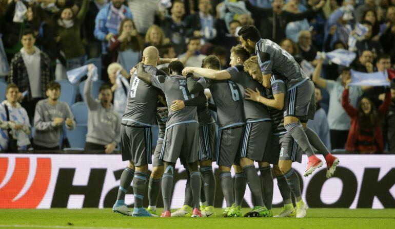 Los jugadores del Celta celebran el tanto de Iago Aspas