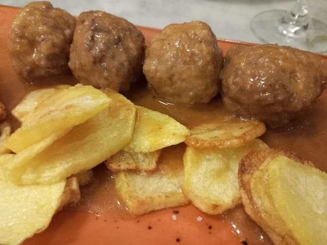 Albóndigas de atún en salsa española