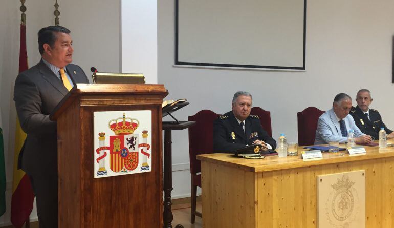 Antonio Sanz pronuncia unas palabras durante la toma de posesión del nuevo comisario jefe provincial, Florentino Marín (último por la derecha).