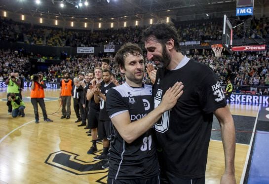 GRA163. BILBAO, 22/05/2016.- El base del Dominion Bilbao Basket Raúl López (i) se despide del público en presencia de su compañero Alex Mumbrú tras su último partido como profesional, que ha enfrentado a su equipo con el CAI Zaragoza, en la última jornada