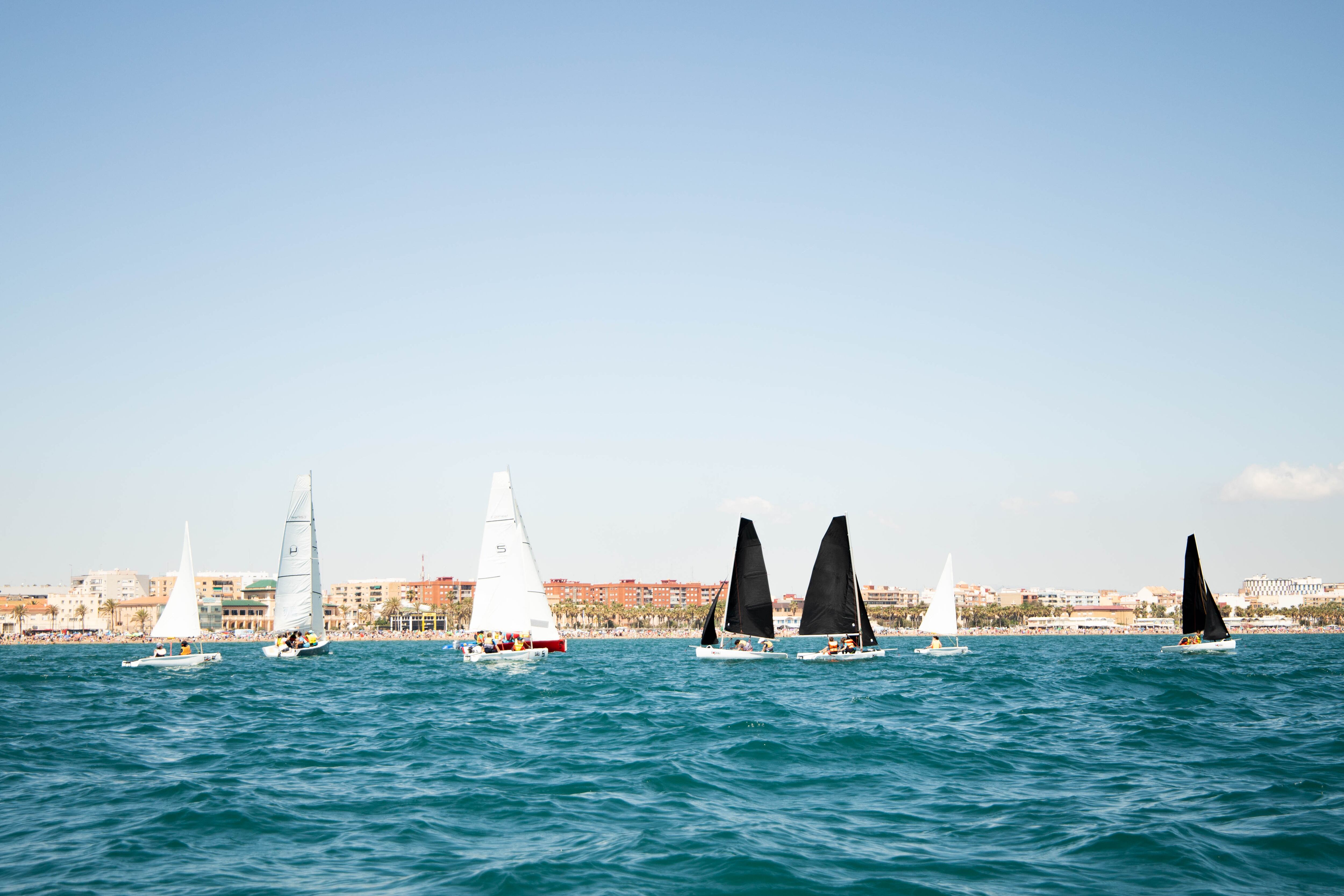 El litoral de la Comunitat Valenciana se llena de velas durante este Primero de mayo