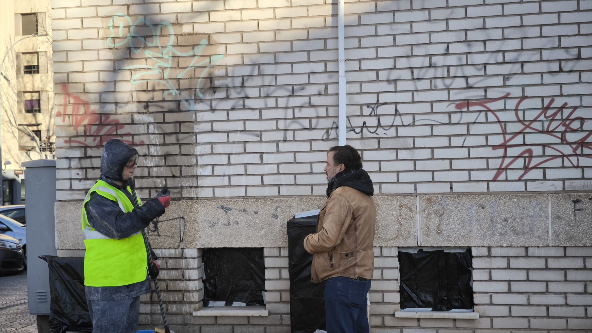 Limpieza de grafitis en una fachada de Ciudad Real