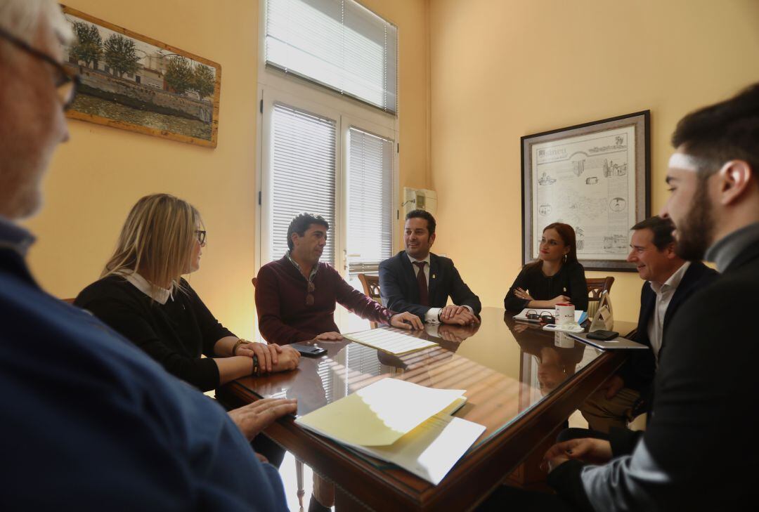 Ximo Coll, alcalde de El Verger, en el centro de la imagen. Archivo.