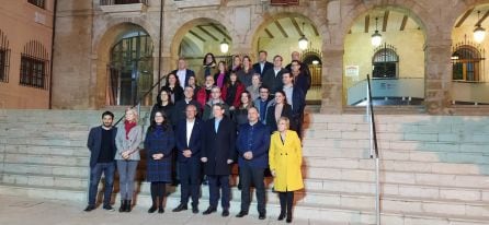 Foto de familia del Consell con la corporación de Dénia.