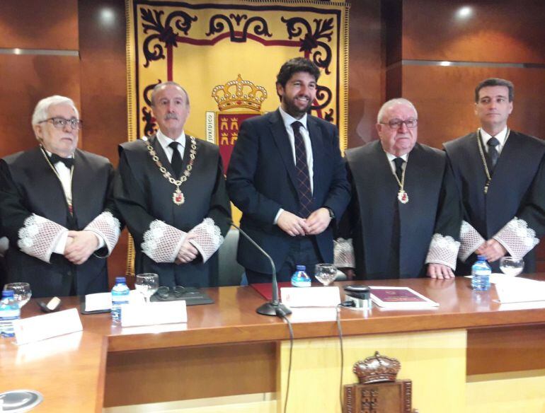 El presidente, Fernando López Miras, junto con los miembros del Consejo Jurídico de la Región de Murcia