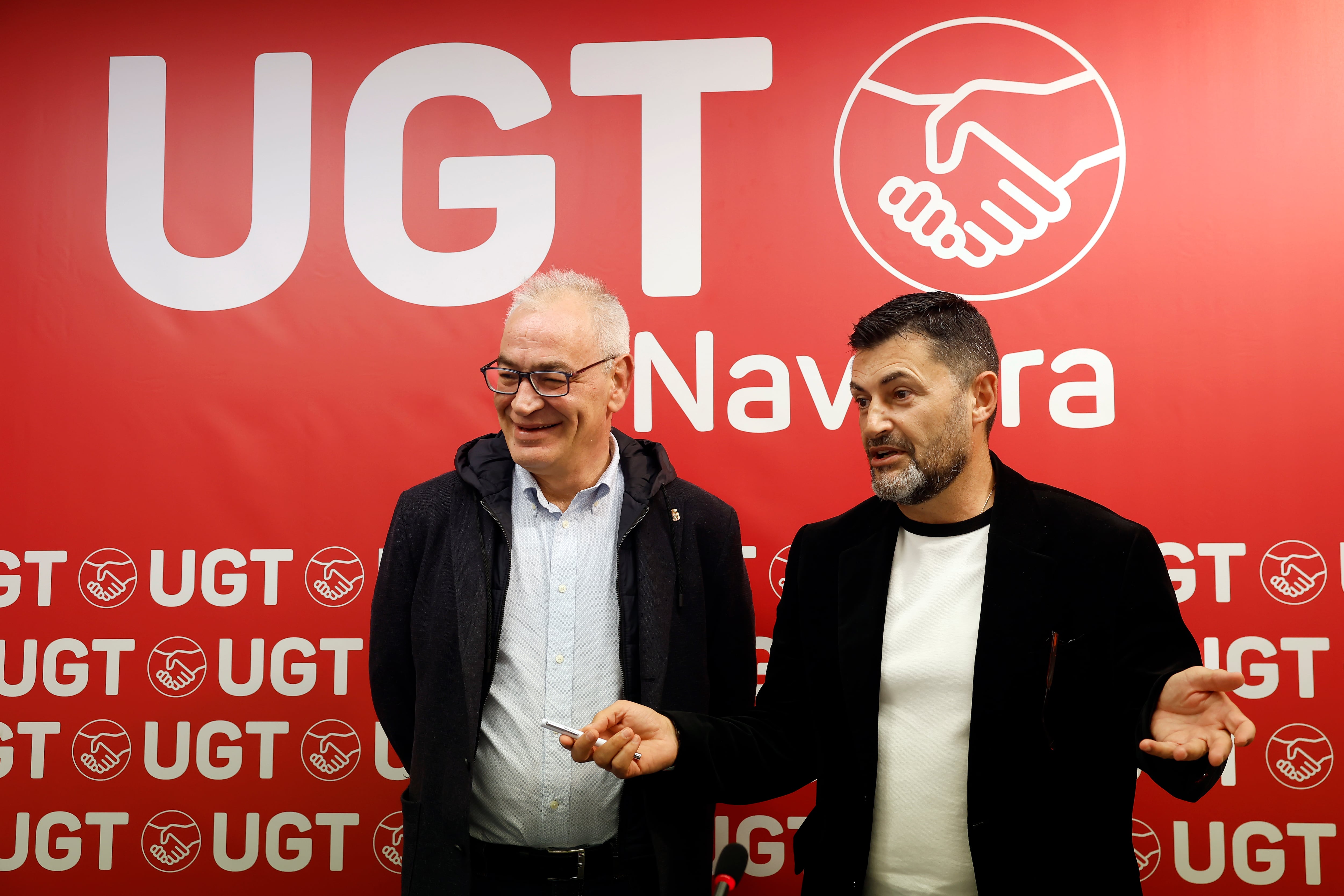 El presidente de UPTA (Unión de Profesionales y Trabajadores Autónomos), Eduardo Abad (d), y el secretario general de UGT Navarra, Lorenzo Ríos, en la rueda de prensa de este viernes 