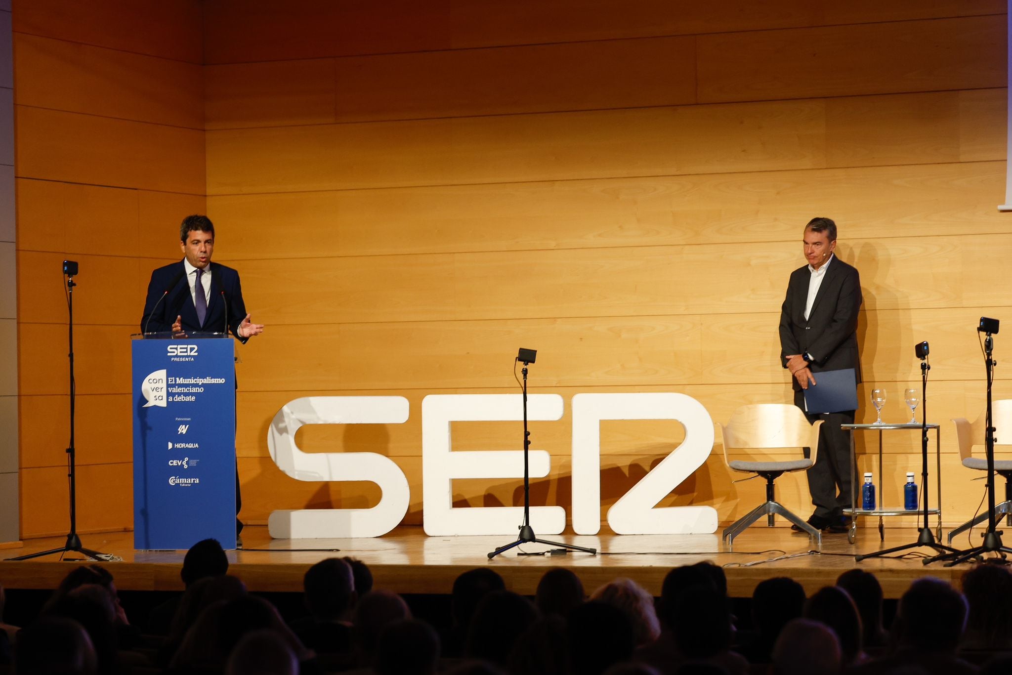 El president de la Generalitat, Carlos Mazón, durante el encuentro &quot;Conversa: el municipalismo valenciano a debate&quot;, de este miércoles organizado por la Cadena SER.