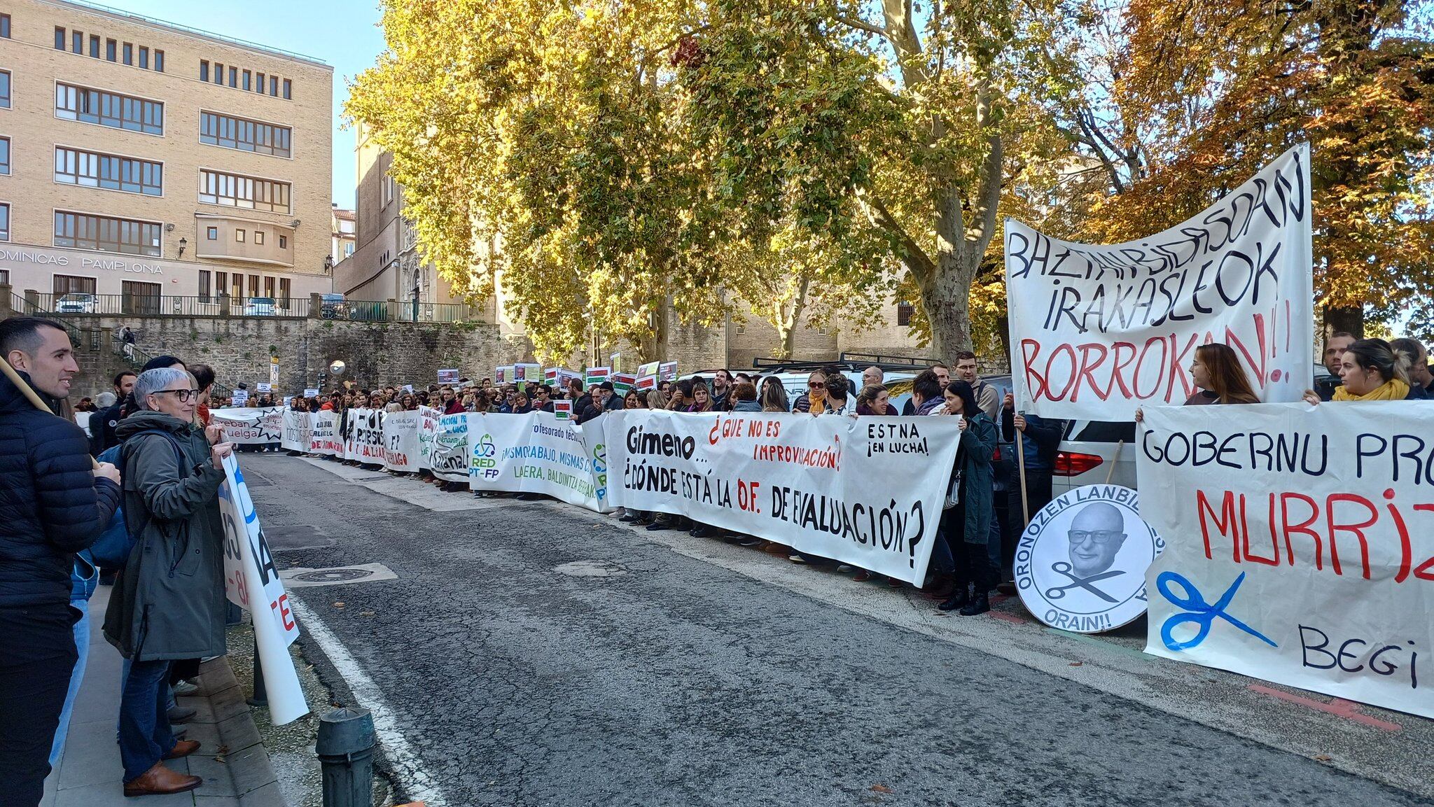 Concentración del profesorado de FP frente al departamento de Educación en la primera jornada de huelga