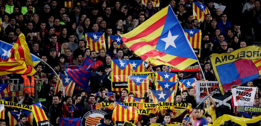 Aficionados del Barcelona durante el último Clásico disputado en el Camp Nou