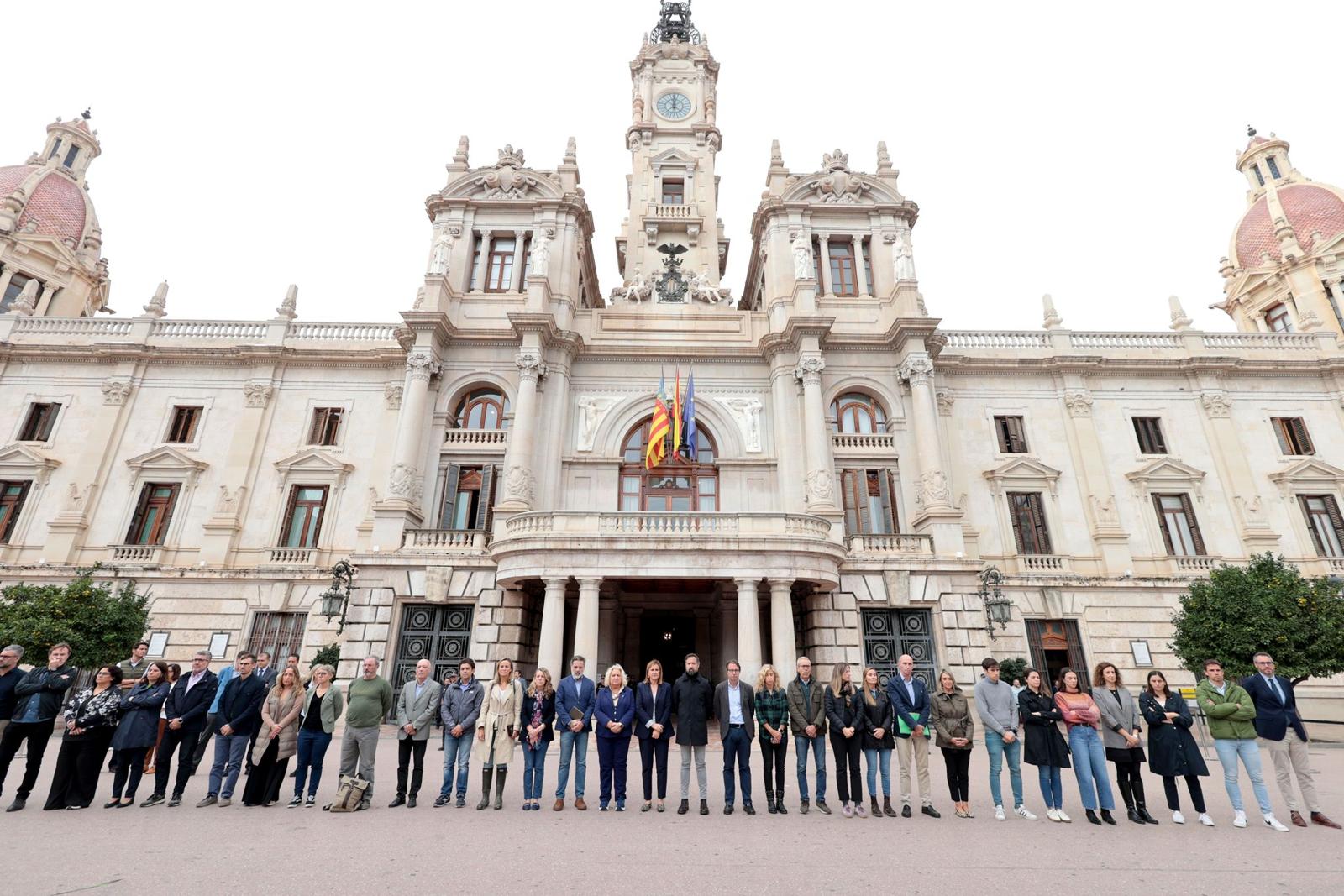 Concejales del Ayuntamiento de València en el minuto de silencio por las víctimas de la DANA