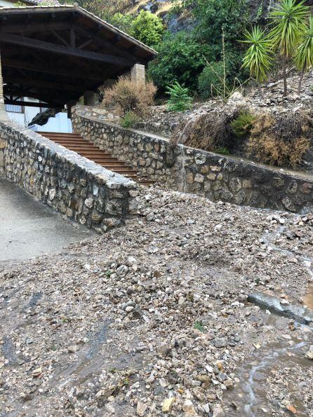 Junto al lavadero de la Iruela y frenta al hotel ha bajado una gran cantidad de material arrastrado por el agua