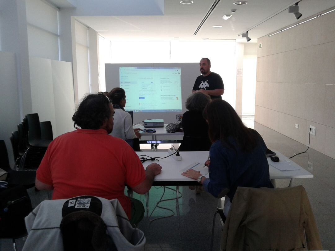 Pablo Moratinos, dando el curso de Marketing online a comerciantes de Hondarribia. 