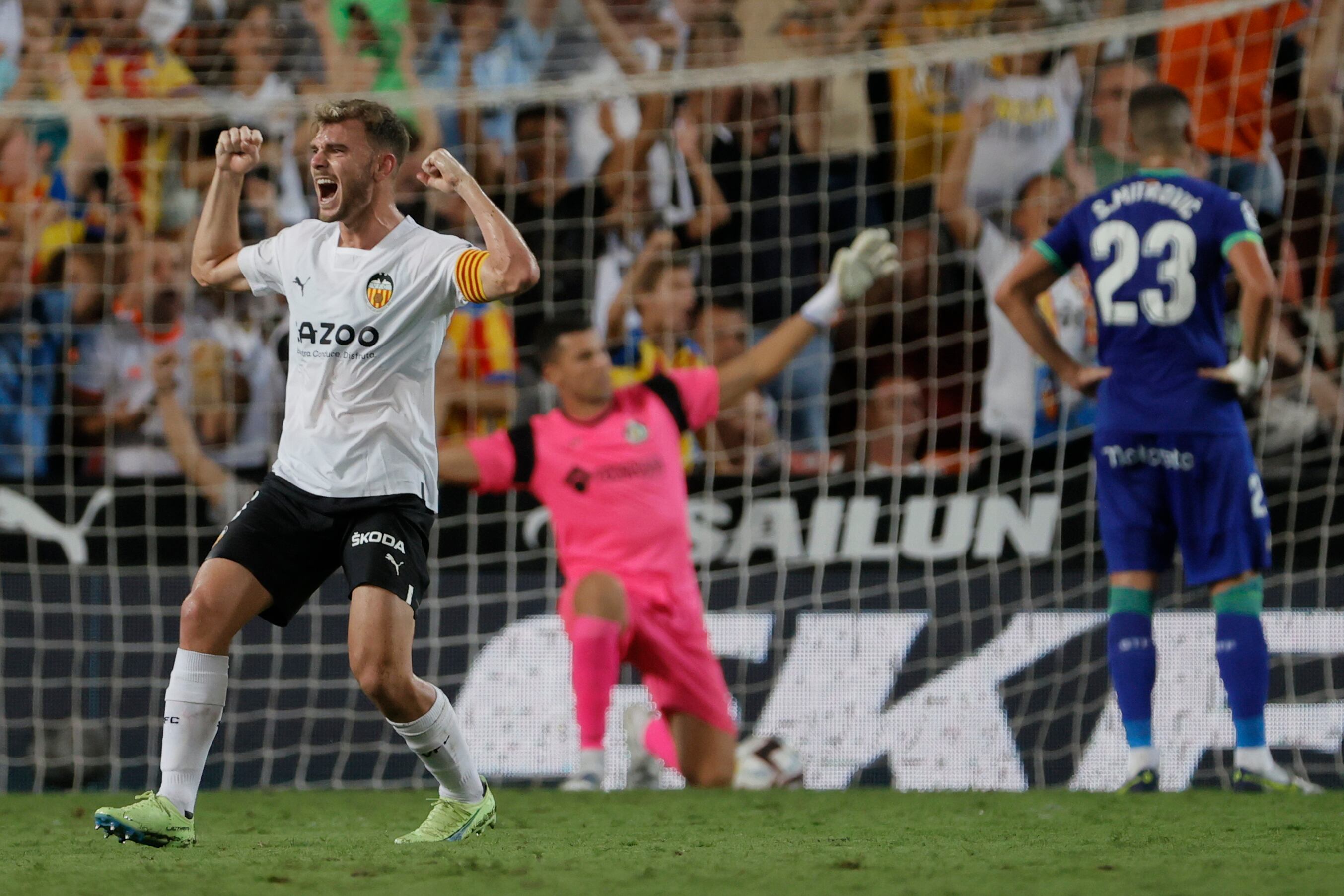 VALENCIA, 04/09/2022.- El defensa del Valencia CF Antonio Latorre &quot;Lato&quot; (i) celebra el cuarto gol del equipo conseguido por Nico González, durante el partido de la cuarta jornada de Liga en Primera División que disputan Valencia CF y Getafe CF este domingo en el estadio de Mestalla, en Valencia. EFE/ Juan Carlos Cárdenas
