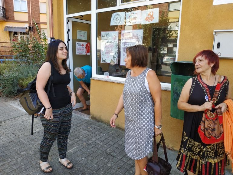 Agure Bilbao charla con varias compañeras mientras el cerrajero repara el 'sabotaje' a la puerta de la sede