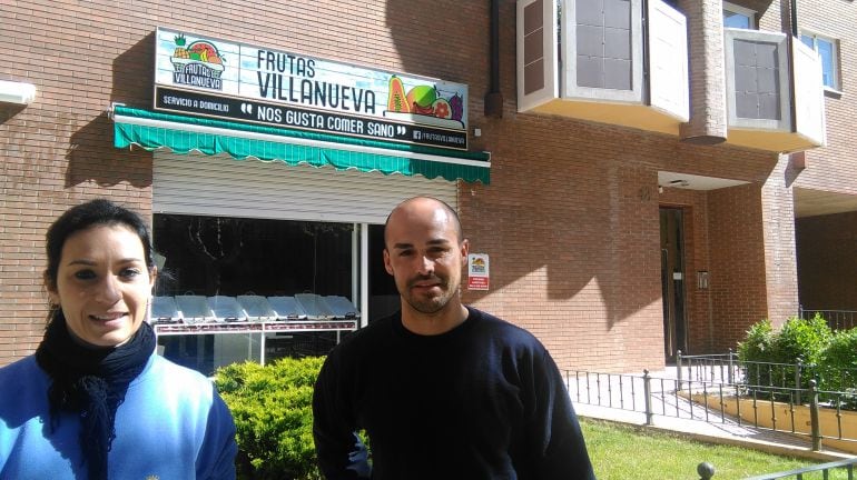 Nuria Medina y Alejandro Peláez ante las puertas de su frutería