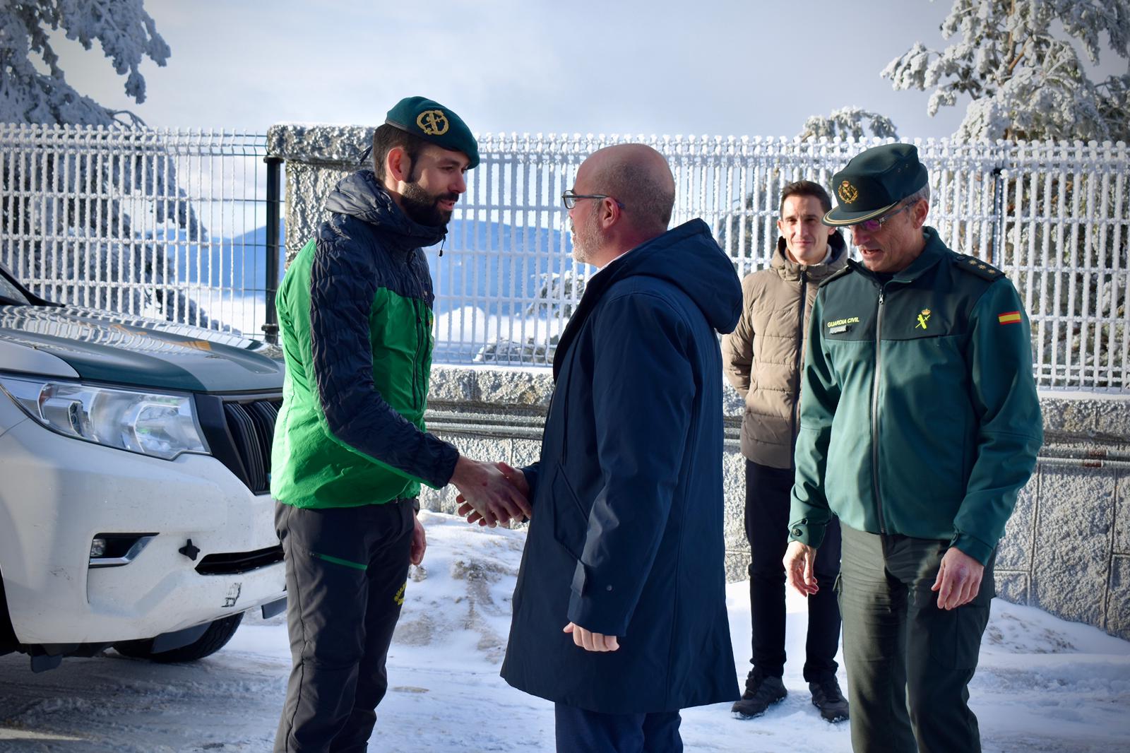 El Delegado del Gobierno en Madrid, Francisco Martín, durante su visita al refugio de Cercedilla