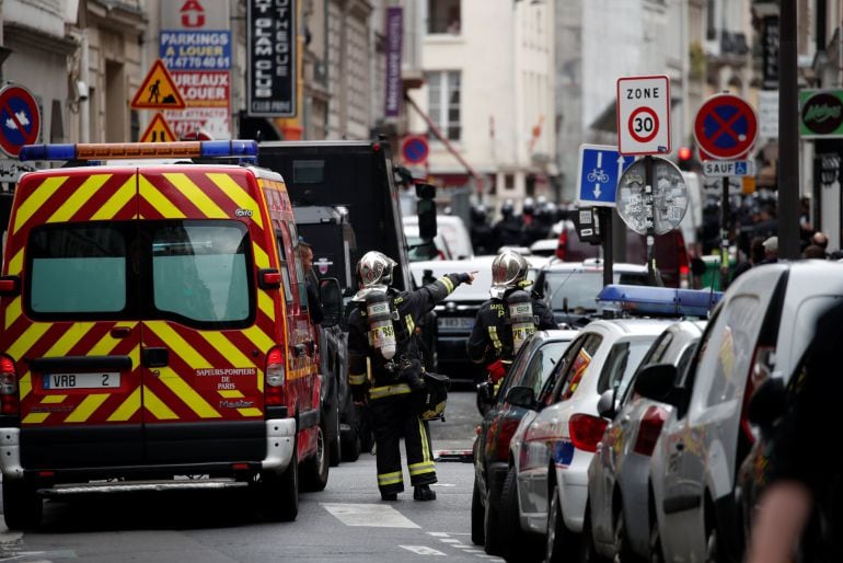 Imagen de la calle parisina en la que está teniendo lugar la operación policial